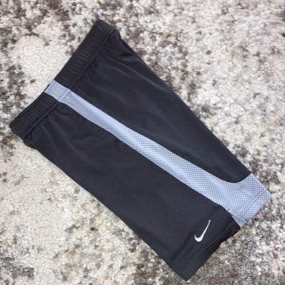 Boys Nike Black & Gray Athletic Shorts Size Youth Large - Picture 3 of 5